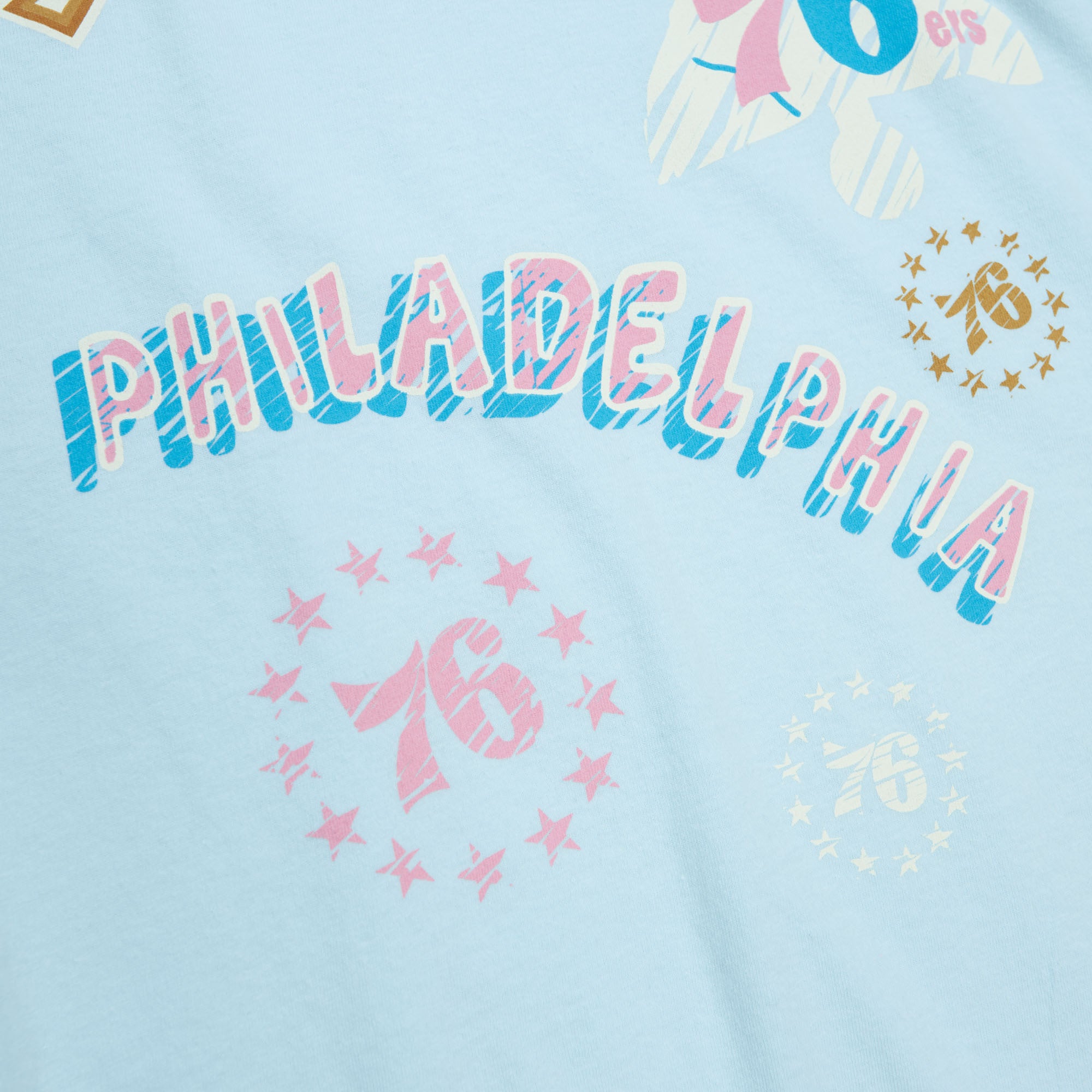 Playera NBA Sidewalk Sketch Ls Tee Hwc 76ers