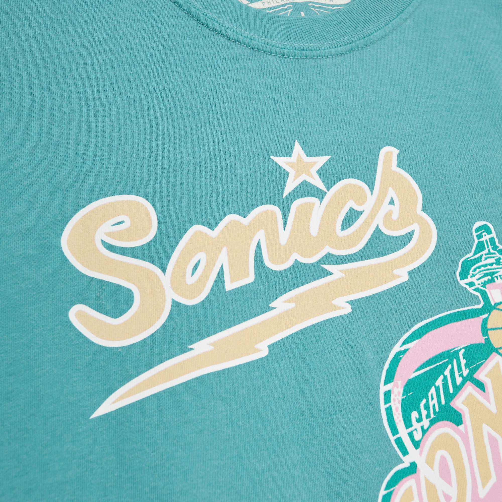 Playera NBA Sidewalk Sketch Ls Tee Hwc Supersonics