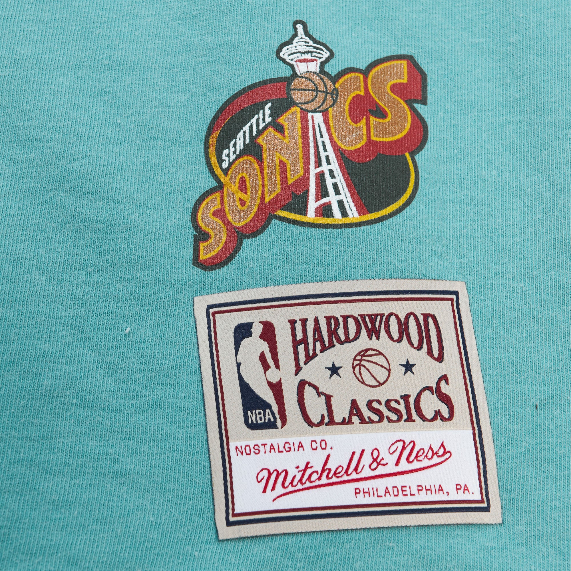 Playera NBA Sidewalk Sketch Ls Tee Hwc Supersonics