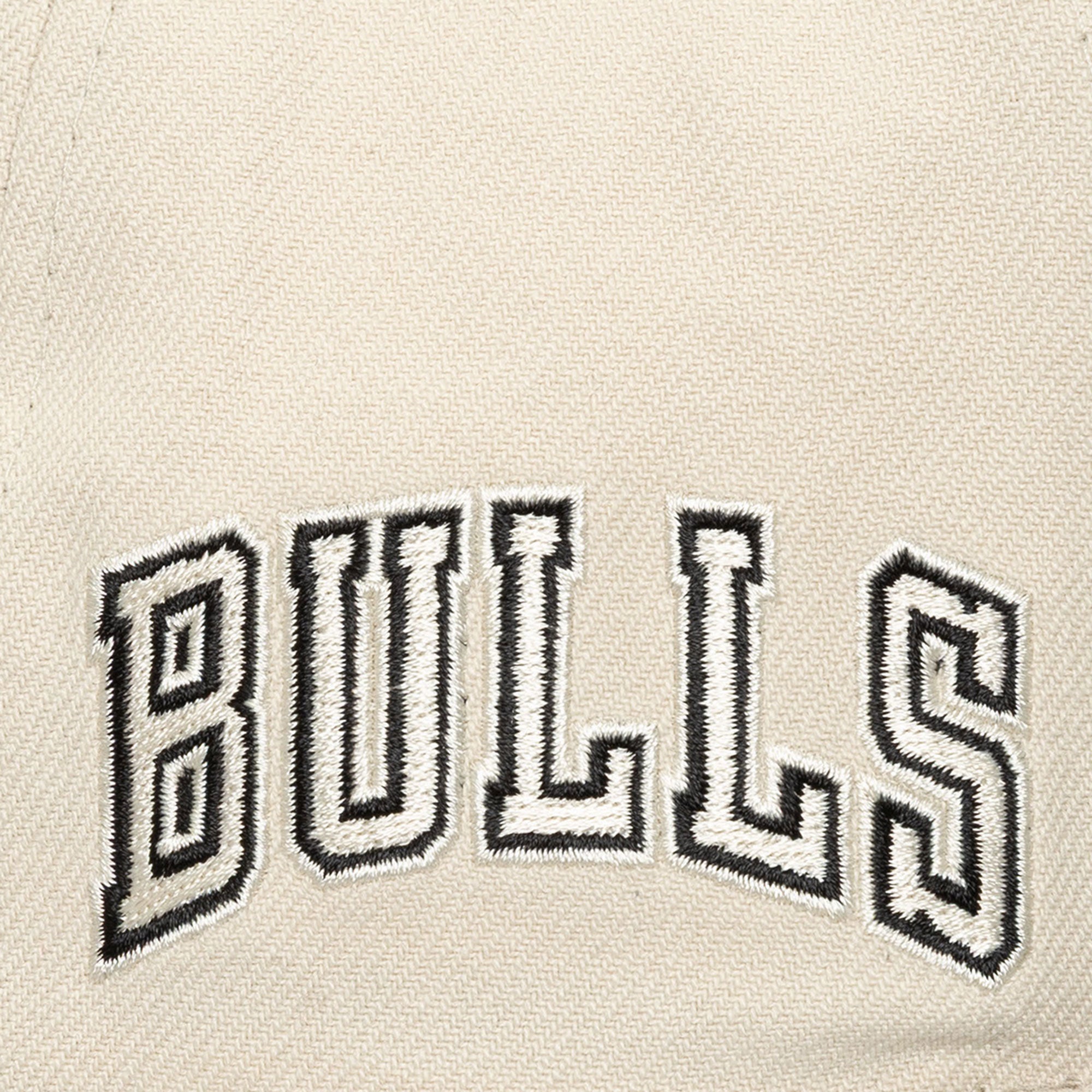 Gorra M&N NBA Evergreen Cream Black Snapback Bulls