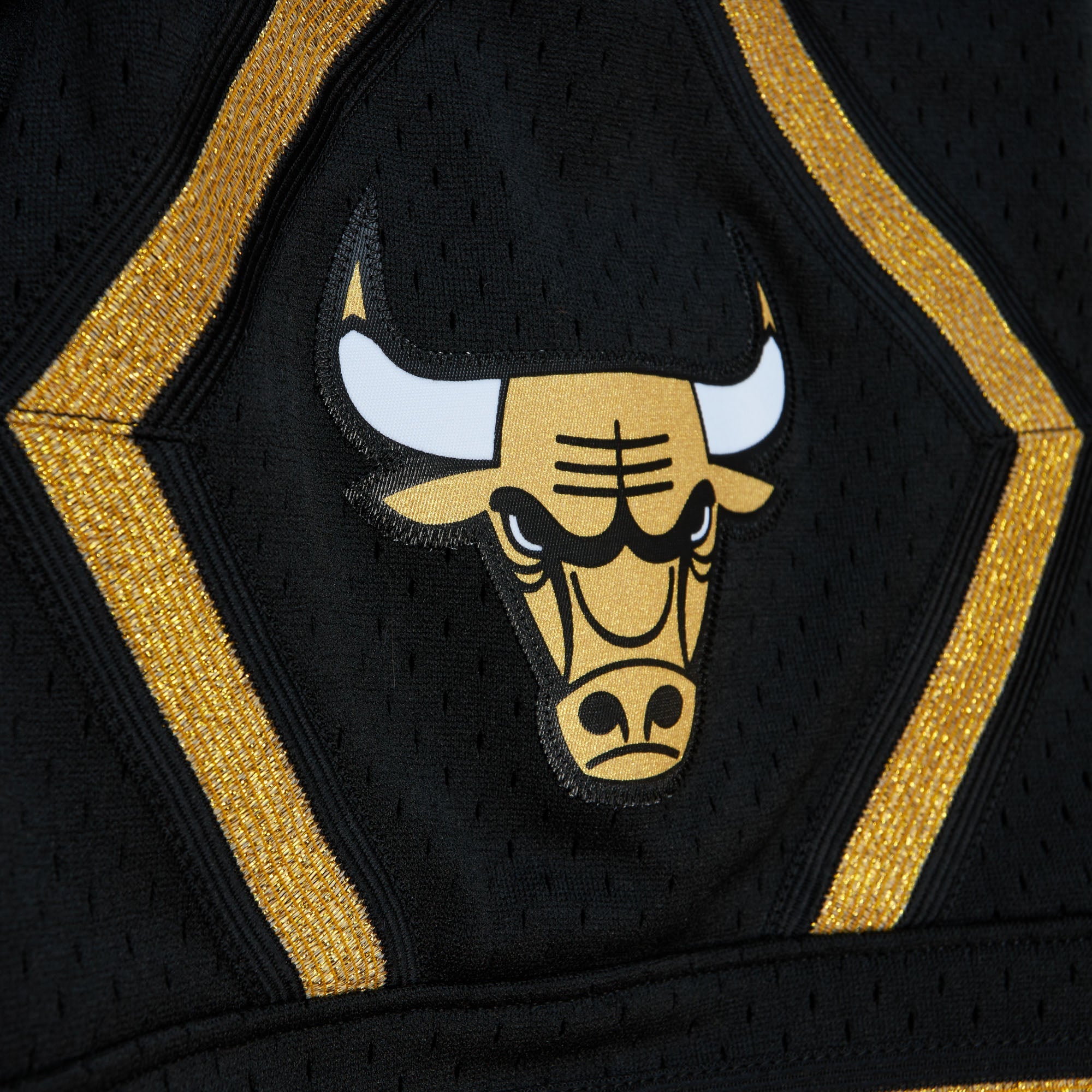 NBA BLACK GOLD SWINGMAN SHORTS BULLS 97