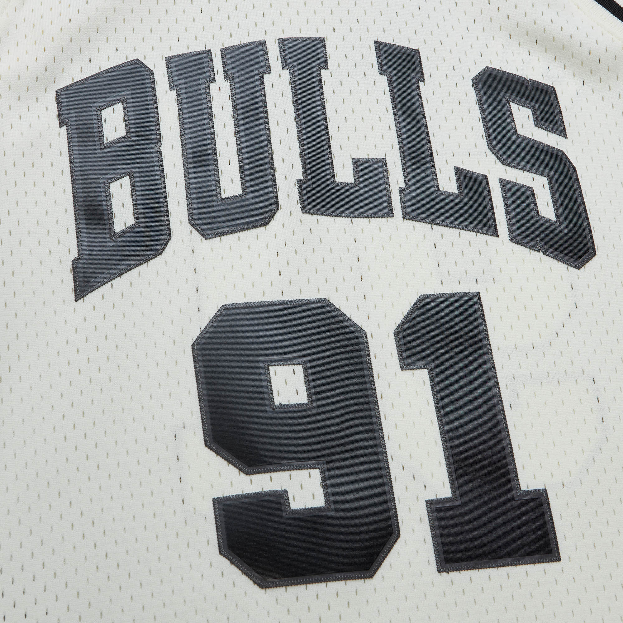 NBA OFF COURT CREAM JERSEY BULLS 1997 DENNIS RODMAN